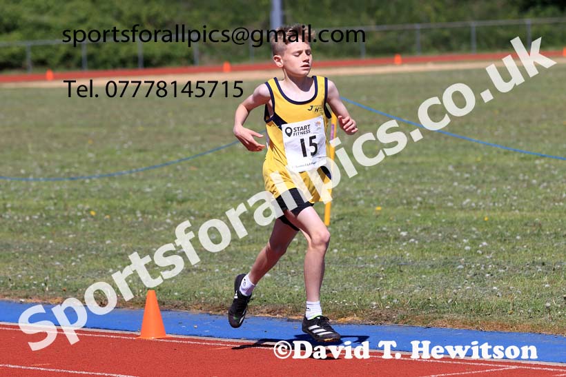 Boys under-13s 1500 metres, 2025 North Eastern Track and Field Champs., Shildon, County Durham. Photo: David T. Hewitson/Sports for All Pics